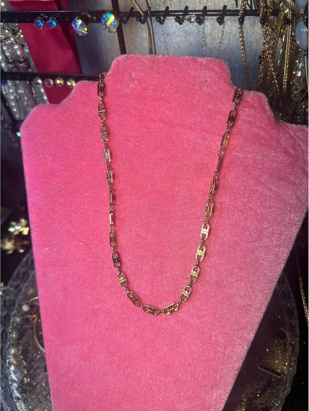Stunning Givenchy necklace features a series of smooth, shiny gold plated links - Picture 5 of 7